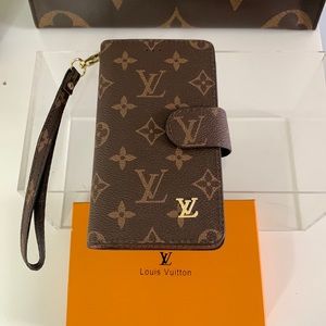 Mono Phone Case, w 4 card slots, 2 additional, retractable clip to secure phone.